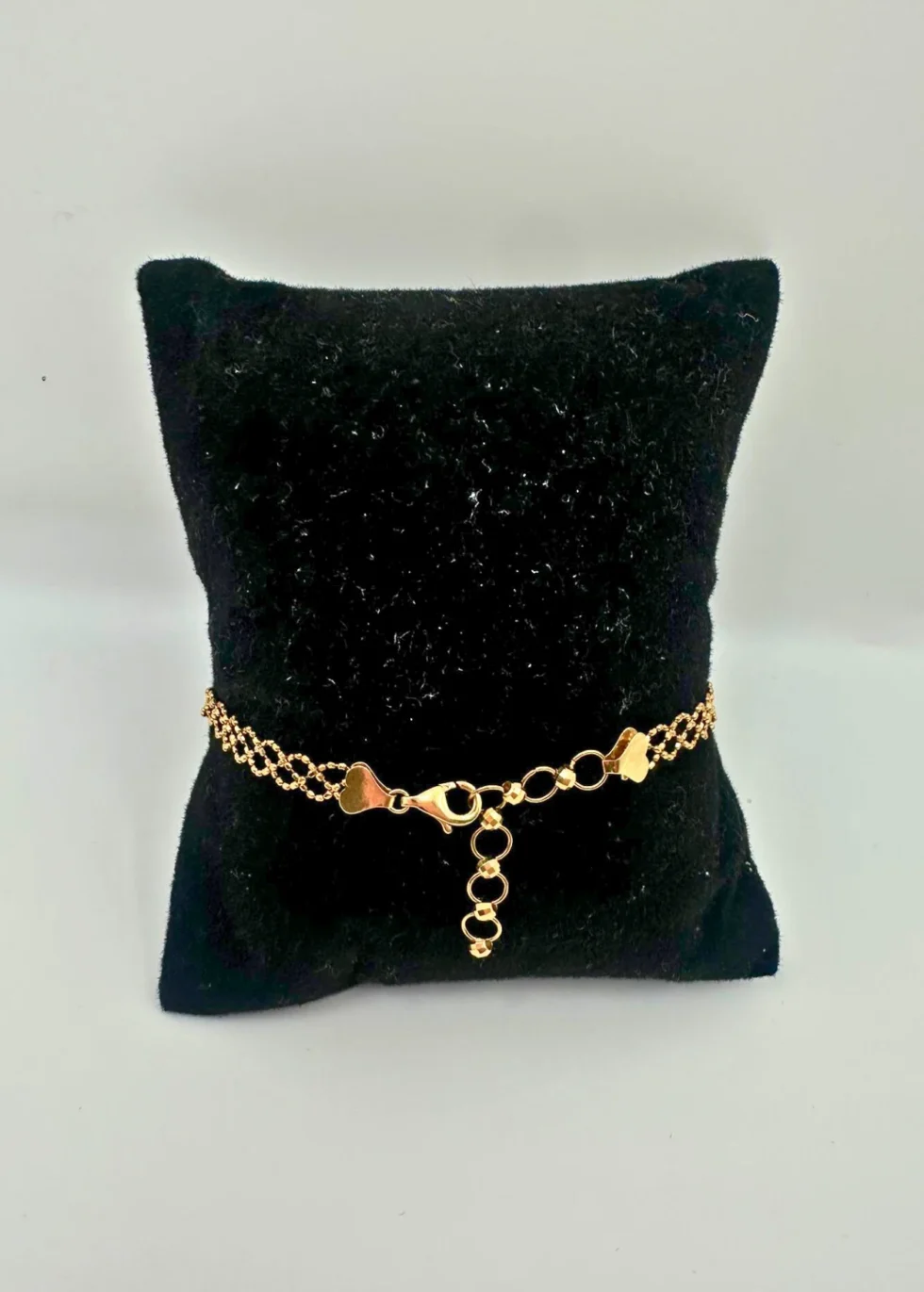 18KT gold bracelet with oval ruby center stone